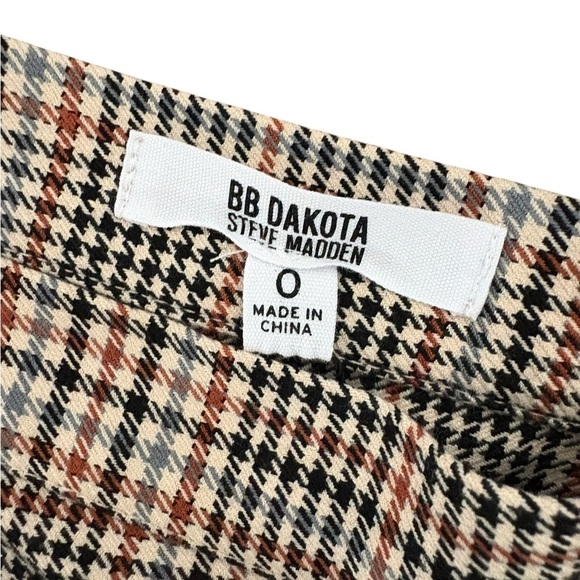 BB Dakota Checkered A-Line Skirt with Buckle Details - Picture 4 of 5